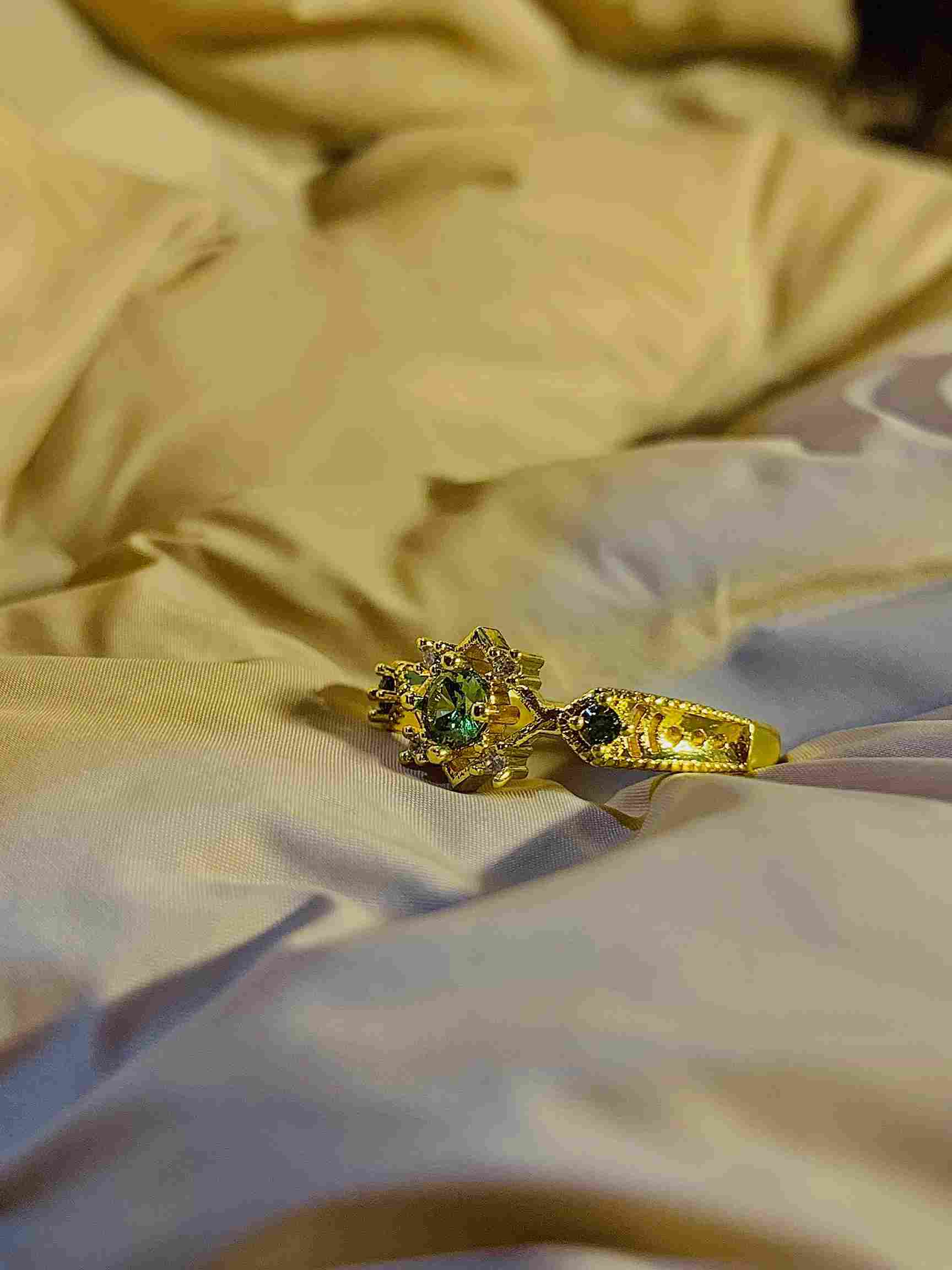 French Style Vintage White Olive Green Zircon Ring Women's Light Luxury High-end Finger Ring